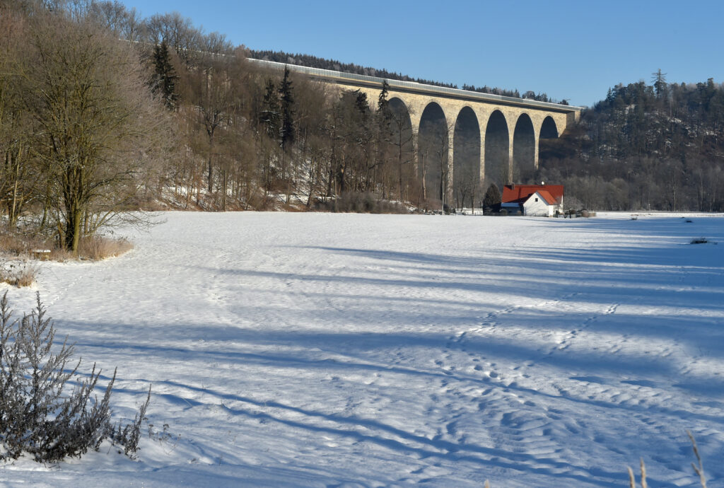 Winter, Vogtland.
Im Bild: Autobahnbrücke Pirk.
Foto: Andreas Wetzel